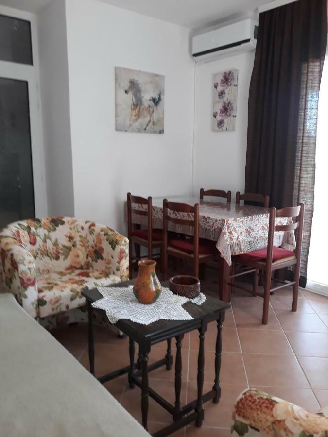 Apartments Jovanic With 2 Bedrooms Sutomore Exteriör bild
