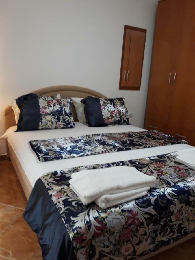 Apartments Jovanic With 2 Bedrooms Sutomore Exteriör bild