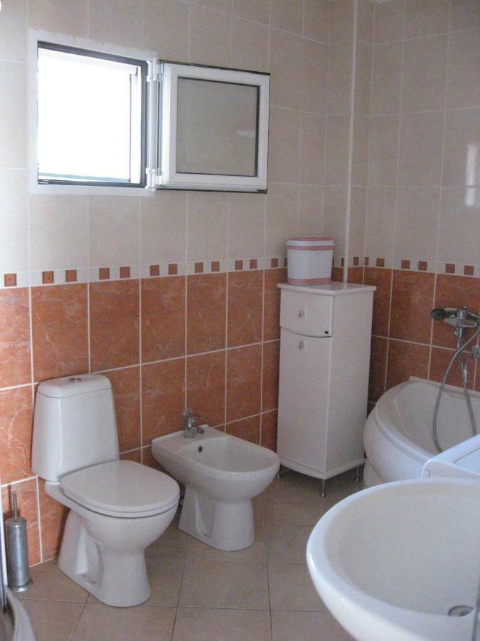Apartments Jovanic With 2 Bedrooms Sutomore Exteriör bild