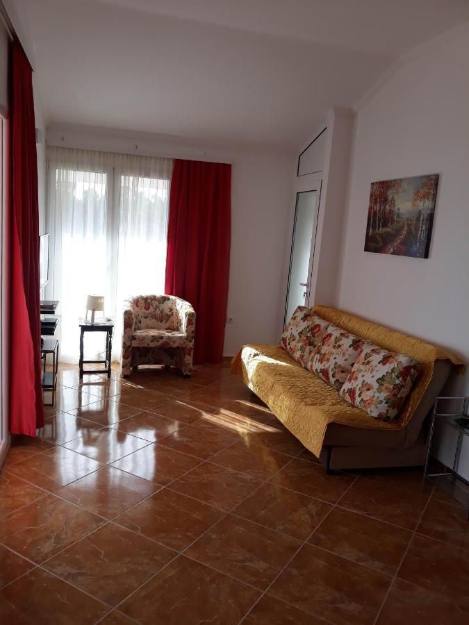 Apartments Jovanic With 2 Bedrooms Sutomore Exteriör bild