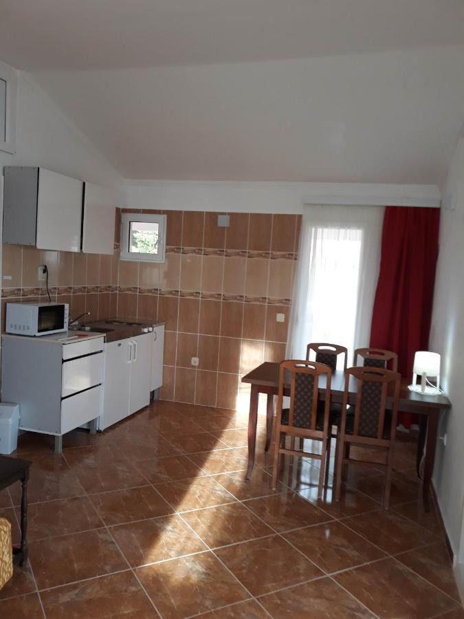 Apartments Jovanic With 2 Bedrooms Sutomore Exteriör bild