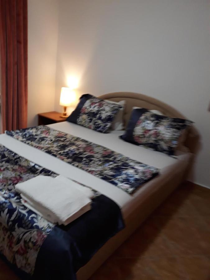 Apartments Jovanic With 2 Bedrooms Sutomore Exteriör bild